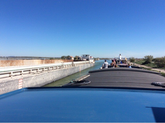 Croisement bateau de commerce canal du rhone a Sete peniche kairos